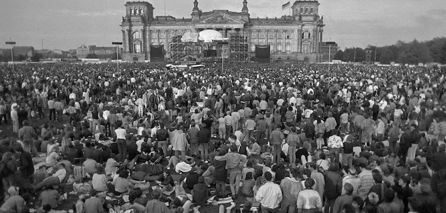 David-Bowie-Berlin-Concert-1987-The-Glass-Spider-Tour-in-front-of-the-Reichstag.jpg